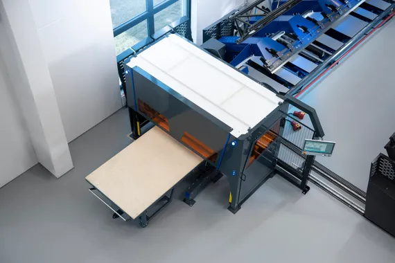 Dockingstation der Variobend und Slinet Automatisierung zur Übergabe von Blechzuschnitten zwischen den Maschinen.